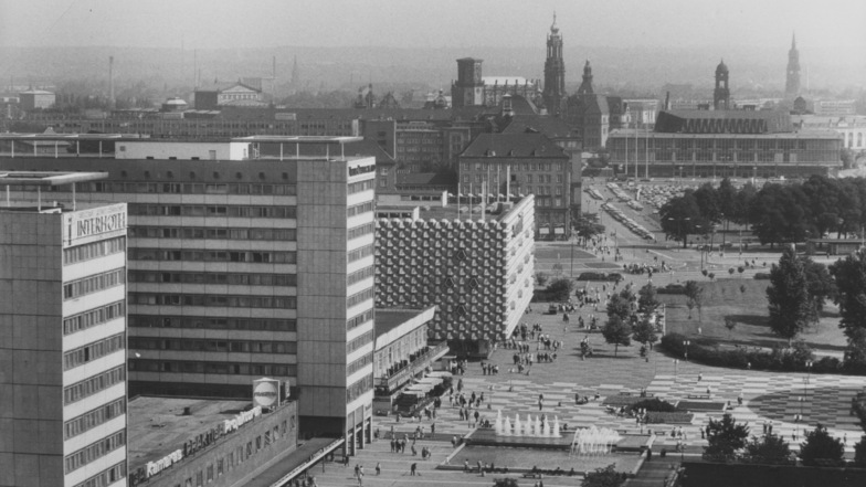 "Kosmopolitische Dekadenz"? Blick vom Hotel "Newa" zur Prager Straße mit dem Centrum-Warenhaus und dem Altmarkt mit Stadt-Silhouette 1976.