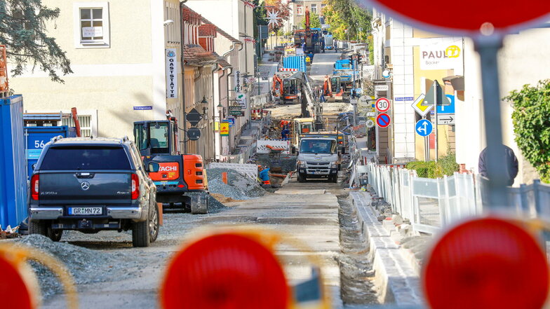 Am neu gemachten Straßenabschnitt sind noch Restarbeiten zu erledigen.