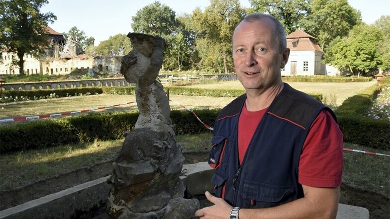 Sanierungsbedürftig: Objektmanager Holger Wolf zeigt einen Brunnen mit einem stark verwitterten Triton.