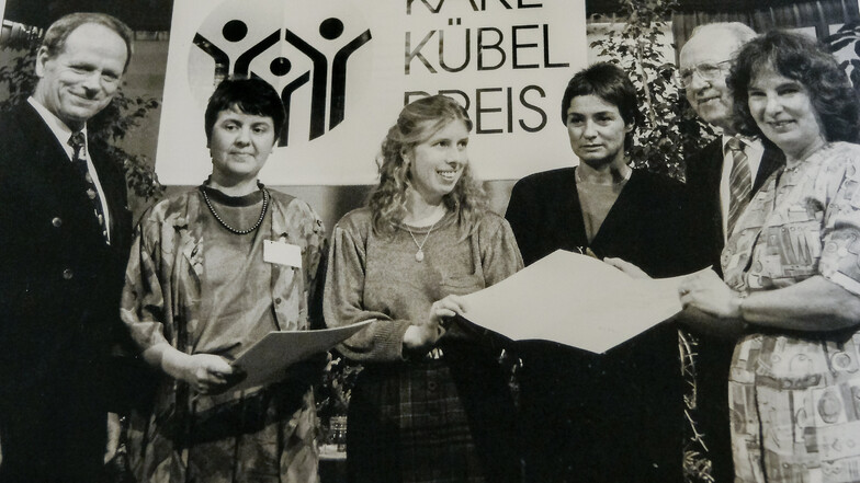 Immer mittendrin: Barbara Plänitz (Mitte) als junge Mitgründerin der späteren Fami. Hier freuen sie sich über den mit 50.000 Mark dotierten Karl-Kübel-Preis. Das Geld floss in die Sanierung des heutigen Familienzentrums.
