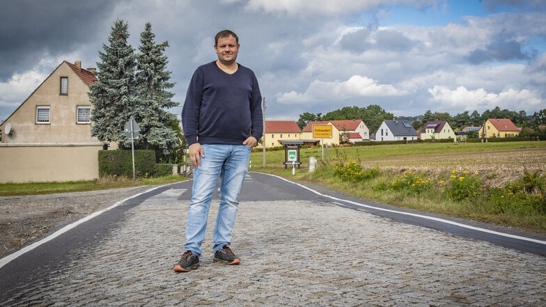 Nicht nur für den Großnaundorfer Bürgermeister Christian Rammer ist die Straße durchs Dorf ein Ärgernis.
