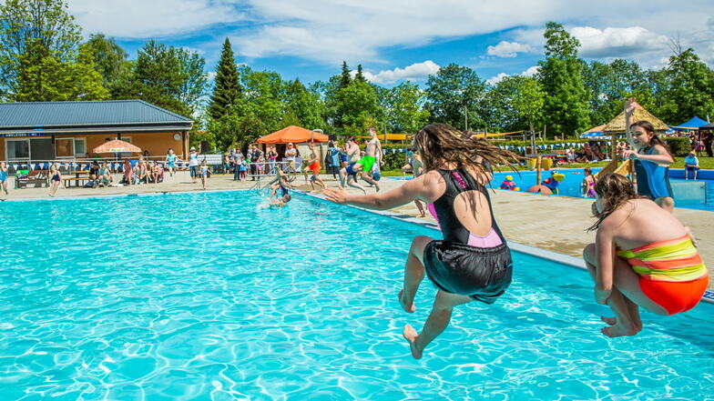 Ins Stadtbad Wilthen kamen 2024 rund 10.000 Besucher mehr als im Vorjahr. Dafür sorgen auch ein neues Schwimmbecken und eine neue Rutsche. Weitere Investitionen sind geplant.