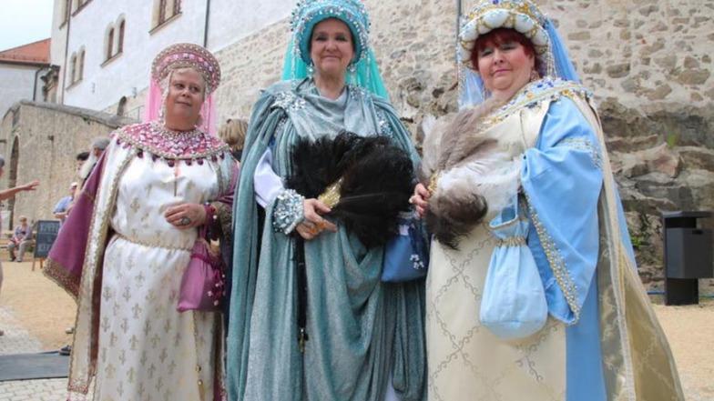 Die drei Burgfräuleins sind vom Dresdner Kostümverleih an der Maystraße. Kerstin Daniel (M.) kam als Theodora von Byzanz daher.
Petra Trepte (l.) nannte sich Feodora und Sonja Baderscheider (r.) hieß Theofana.