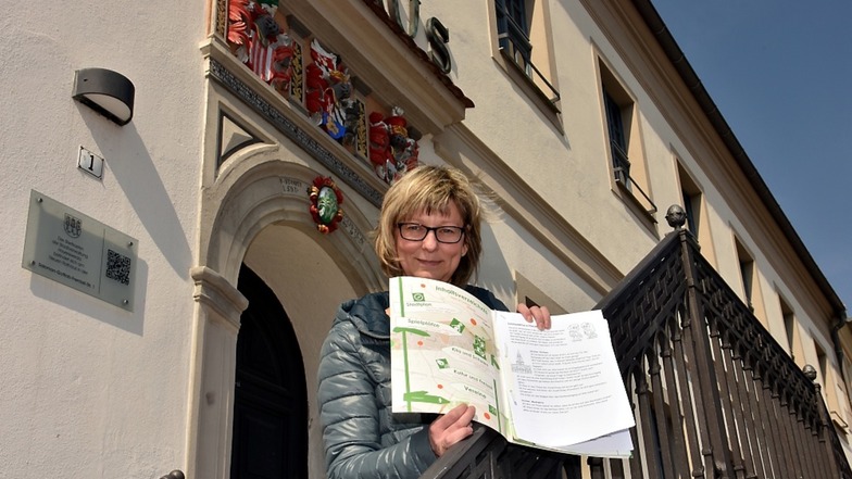 Ina Züchner (48) mit dem Stadtplan und den Kulturwandertag-Fragen auf der Rathaustreppe. Hier ist die erste Station der modular aufgebauten Tour.