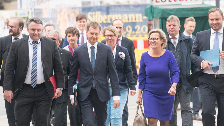 Auf dem Weg zu Koalitionsgesprächen für eine neue Regierung in Sachsen. Mit dabei Radebeuls Oberbürgermeister Bert Wendsche (parteilos), zweite Reihe, Zweiter von rechts.