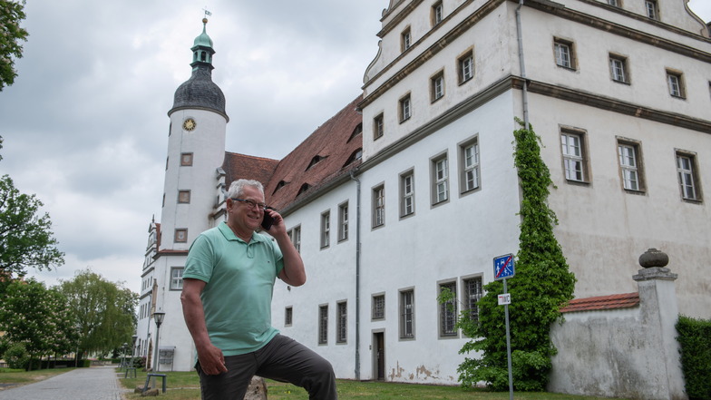 Voll in seinem Element: Großenhains Stadtbaudirektor Tilo Hönicke  freut sich auf die Sanierung des Alten Schlosses
in Zabeltitz. Auch wenn es nicht von heute auf morgen ginge, bräuchte es Ziele.