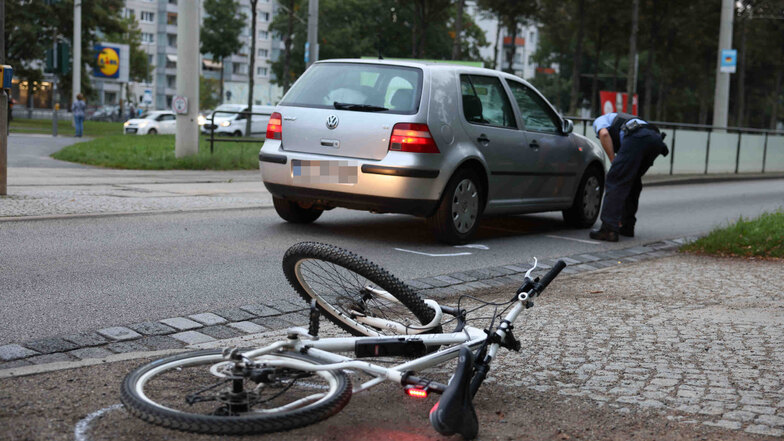 Wie es zum Zusammenstoß eines Autos mit einem Fahrrad auf der Stübelallee in Dresden kam, ist noch nicht geklärt.