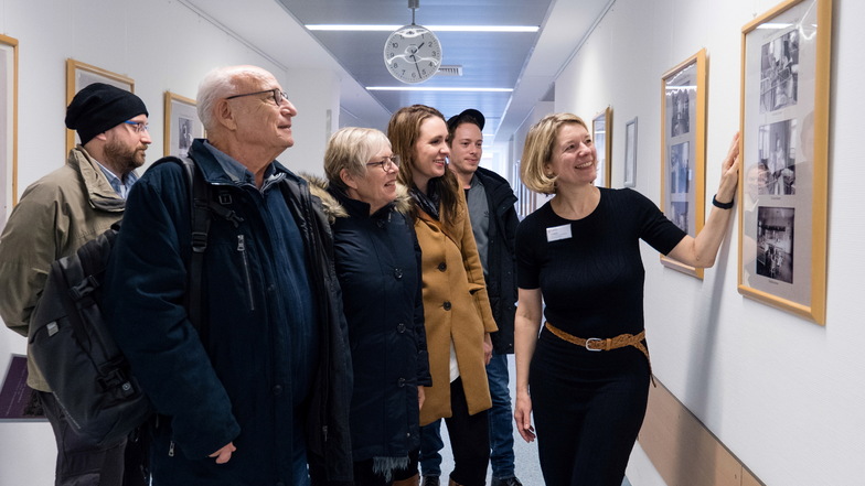 Nachum Paran (2. v. l.) mit seiner Familie und Lauren Leiderman (3. v. r.) im Carolus-Krankenhaus, wo Großvater Hans Frankenstein Arzt war. Kliniksprecherin Stephanie Hänsch zeigt Fotos von früher.