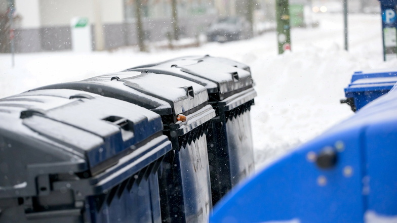 Schnee, Eis und Frost behindern die Müllabfuhr gerade erheblich.
