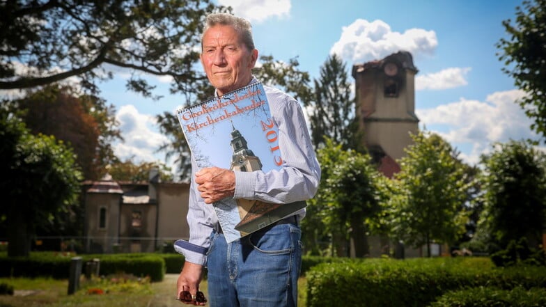 Gottfried Brückner kennt die Stadtkirche Großröhrsdorf wie kaum ein zweiter. Jahrelang hat der 84-Jährige deren Sanierung begleitet. Nun zeugen davon nur noch Fotos in alten Kalendern.