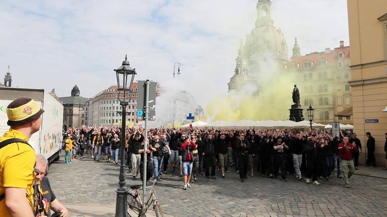 Der von den Dresdner Ultras angemeldete Marsch zum Stadion ist friedlich verlaufen. Etwa 2 000 Fans zogen vor dem letzten Saisonspiel durch die Innenstadt.