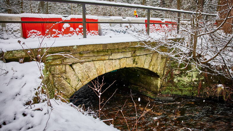 Schnee von gestern? Wegen der gesperrten Brücke im Bielatal müssen Anwohner seit Januar Umleitung fahren. Nur wie lange noch?