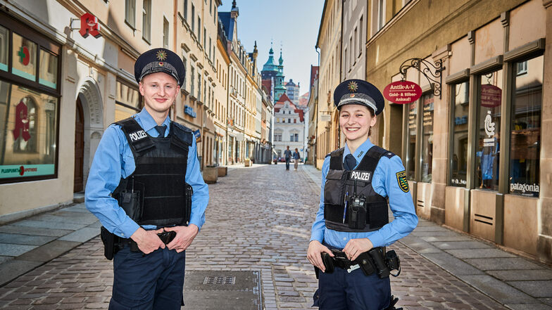 Gemeinsam einsam: Die Streifenpolizisten Tobias und Nathalie patrouillieren durch Pirnas ausgestorbene Altstadtgassen.