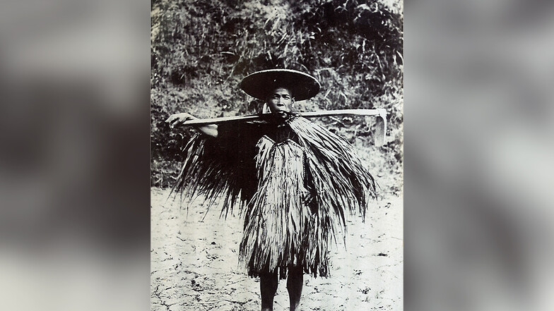 Aus dem Erinnerungsalbum des Seesoldaten Kockisch: Dieses Foto zeigt einen chinesischen Bauern im "Regenmantel".