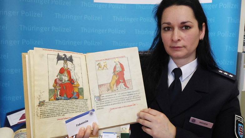 Polizeihauptkommissarin Katja Ridder mit einem Faksimile-Buch, das Polizeibeamte im Februar neben Bargeld und Sachwerten beschlagnahmt haben.