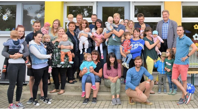 Insgesamt 27 neue Rosenbacher gab es 2019 und 2020 - auf dem Bild beim Babytreffen mit Bürgermeister Roland Höhne (oben rechts) sind nicht alle zu sehen.