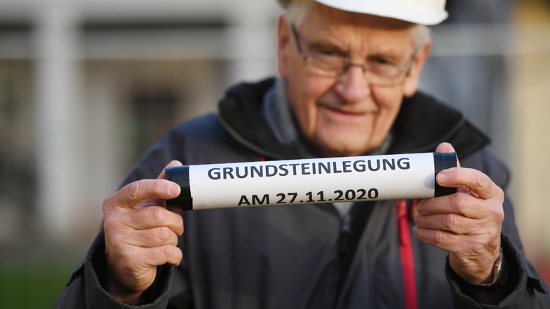 Eine der vielen Grundsteinlegungen in seiner 34-jährigen Amtszeit als Bürgermeister: 2020 beginn der Bau des neuen Kindergartens in Leutersdorf.