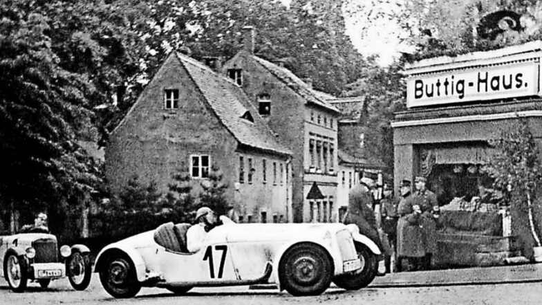 Stadtrennen 1936: Der Fotograf Paul Schwedler aus München mit seinem„Adler“ (Startnummer 17) am Buttig-Haus.