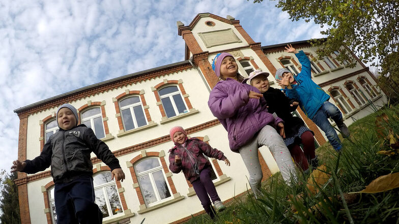 Vor der Kindertagesstätte „Haus der Sonnenkinder“ in Kiebitz soll die Fläche neu gestaltet werden.