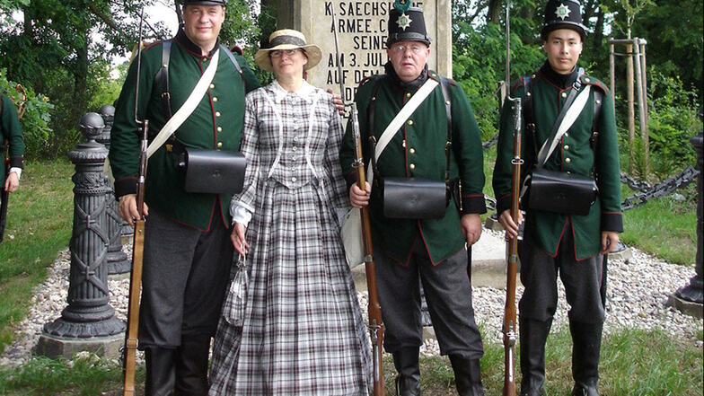 Hans-Joachim Klaudius (links) zeigt sich gerne in sächsischer Uniform. 