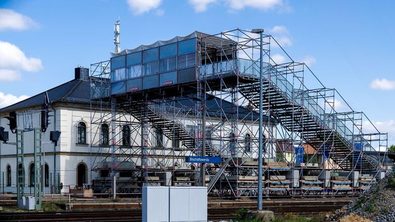 Aus allen Perspektiven ist das Bauwerk gigantisch. Über die neuen Riesentreppe am Bahnhof Bischofswerda sollen die Reisenden künftig zwischen Gleis 1 und den Gleisen 2/3 wechseln.