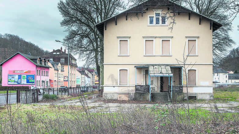 Die Wohnungsgesellschaft Freital wollte die alte Fabrikantenvilla an der Dresdner Straße in Hainsberg sanieren und zu einer Arztpraxis umbauen. Doch die Chirurgen entschieden sich anders. Nun wird für das Haus nach einer anderen Nutzung gesucht.