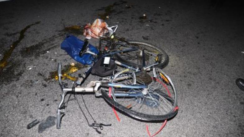 Ein Foto vom Unfallort: Das zerstörte Fahrrad liegt auf der Straße. Der Mann lag dahinter.