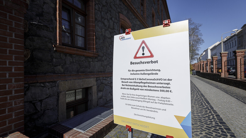 Mit diesem großen Schild weist das Awo-Altenheim auf der Görlitzer Krölstraße auf das Besuchsverbot hin.