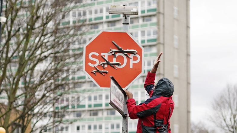 Die Londoner Polizei hat wegen eines abgebauten Stoppschilds mit einem mutmaßlichen Kunstwerk von Banksy einen zweiten Verdächtigen festgenommen.