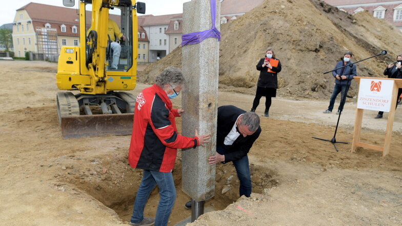 Im Mai wurde der Grundstein für die neue Turnhalle der Zinzendorfschulen gelegt.