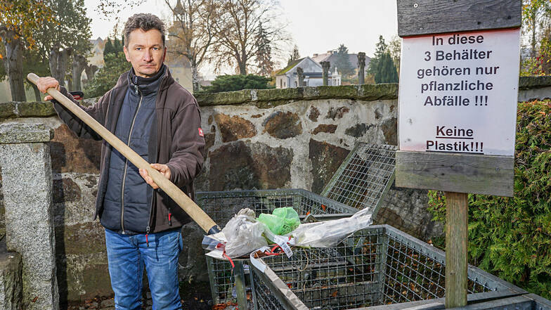 Groß und deutlich weist ein Schild darauf hin, dass die Behälter auf dem Wilthener Friedhof nur für pflanzliche Abfälle gedacht sind. Trotzdem landet immer wieder anderer Müll darin, die Friedhofsverwalter Silvio Kästner aussortieren muss.