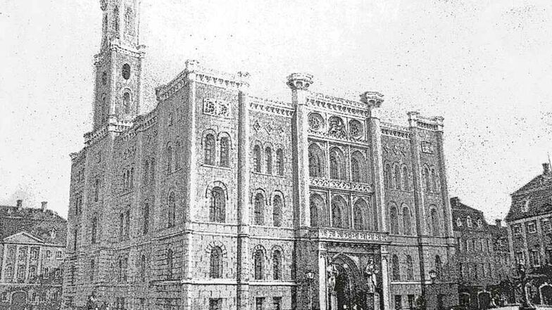 Das neue Zittauer Rathaus mit dem Markt in einer zeitgenössischen Darstellung um 1850. Am oberen Gebäudeabschluss sind Zinnen zu erkennen, in denen sich die Schornsteine verborgen haben sollen.