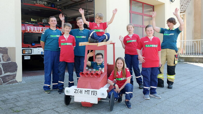Die Jugendgruppe der Feuerwehr Ziegenhain freut sich auf das bevorstehende Seifenkistenrennen.