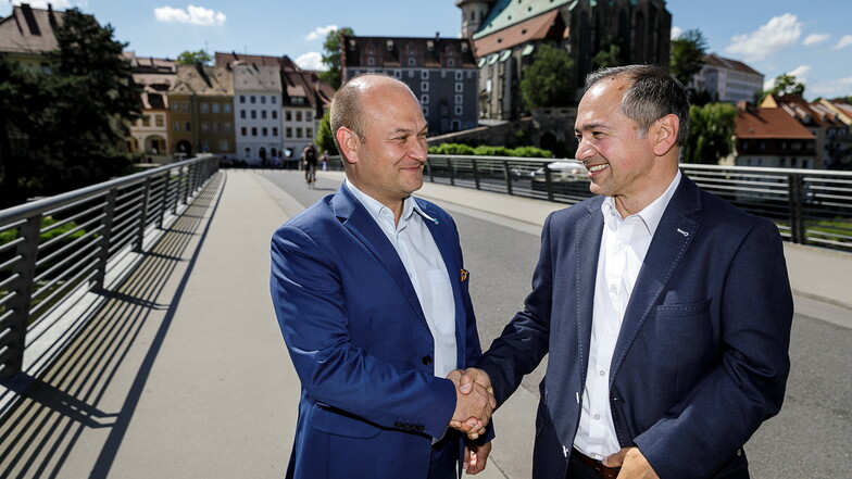 Gleich zu Amtsbeginn traf sich der Görlitzer Oberbürgermeister Octavian Ursu (re.) mit seinem Zgorzelecer Amtskollegen Rafal Gronicz auf der Altstadtbrücke. Die beiden verständigen sich zumeist auf Englisch.