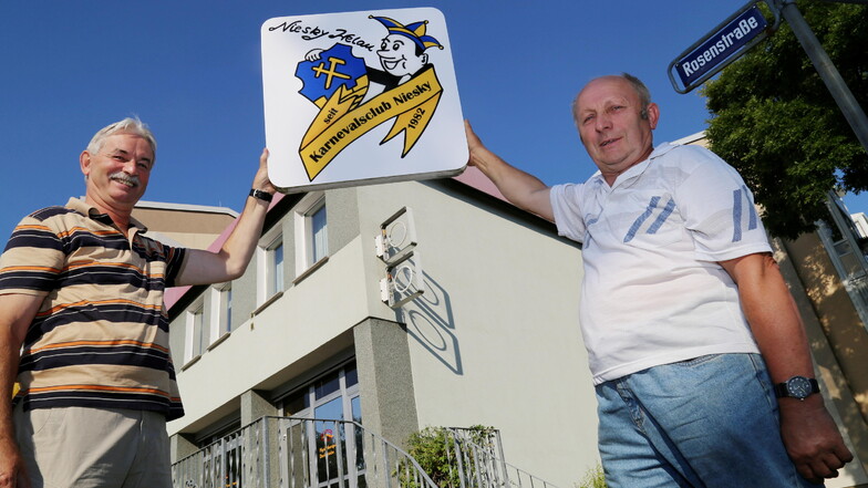 Edwin "Eddi" Vogt (rechts) und Udo Fleischer sind Geschäftsführer beziehungsweise Präsident beim Karnevalsclub Niesky. Der Verein ist 2016 in seine neuen Räume an der Rosenstraße/Ecke Wachsmannstraße eingezogen.