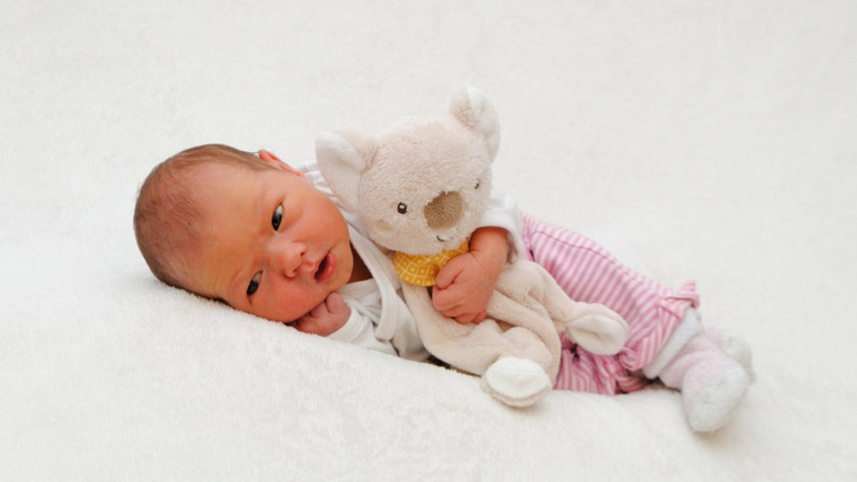 Emilia, geboren am 2. Juli, Geburtsort: Meißen, Gewicht: 2.990 Gramm, Größe: 45 Zentimeter, Eltern: Jacqueline und Rico Bach, Wohnort: Klipphausen