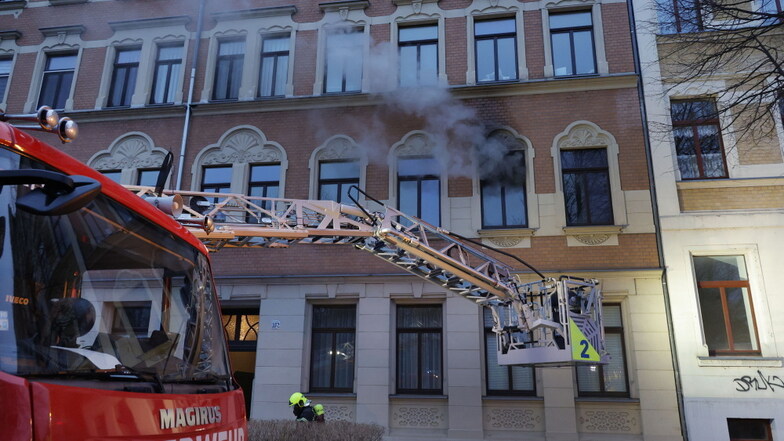Feuerwehr löscht Brand in Chemnitzer Mehrfamilienhaus