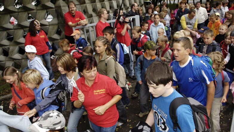 Beate Thiele (M.) und Kinder von Kleinhayn bei einer früheren Kinderspielstadt in Großenhain.