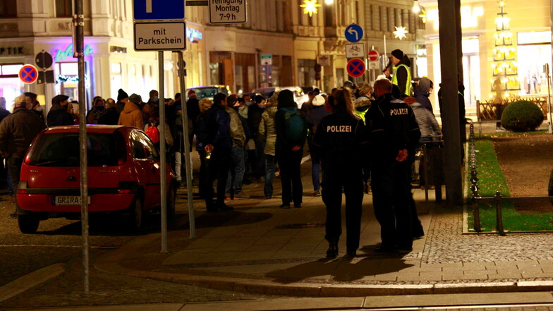 Immer wieder waren die Beamten auch beim Protest der Coronakritiker am Montagabend in Görlitz dabei.
