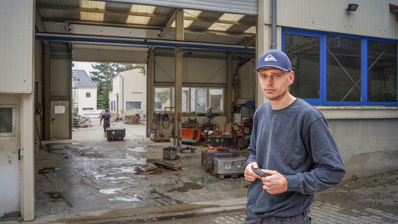 Johannes Zähr von der Firma Mühlenbau Hermann Zähr in Bautzen-Seidau zeigt auf dem Firmengelände an der Salzenforster Straße, wie der Starkregen einmal mehr alles überflutet hat.