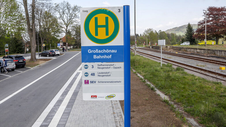 In Großschönau gibt es eine Übergangsstelle zwischen Bus und Bahn - hier soll man mit der Fahrplanumstellung künftig weniger warten und mehr umsteigen.