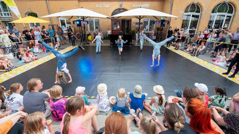 Das Dance Festival des Tanzstudios MuNo Productions findet zum dritten Mal in Radebeul statt. Die Aufnahme zeigt die Inszenierung "Buntes Land" aus dem vergangenen Jahr.