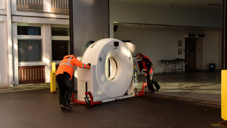 Wiegt etwa 1,3 Tonnen und lässt sich mit der richtigen Transporttechnik von zwei Mann bewegen: Der alte CT verlässt das Klinikum durch die Liegendanfahrt.