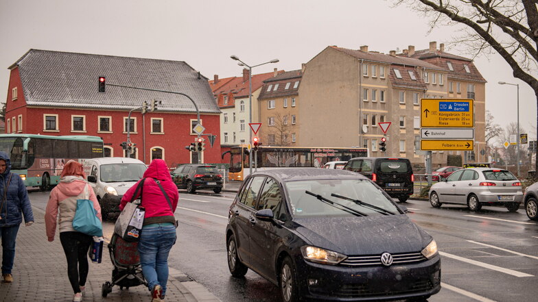 Der Verkehr am Radeburger Platz in Großenhain bleibt ein Diskussionsthema. Ein Kreisverkehr geht hier wohl auch wegen der Fußgänger nicht.