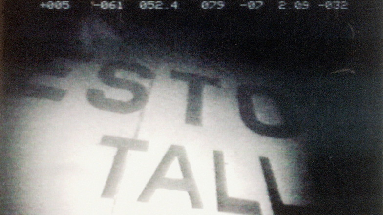 Ein Videostandbild zeigt den Schriftzug der 1994 gesunkenen Ostsee-Fähre "Estonia", die vor der Südküste Finnlands liegt. Nach den aufsehenerregenden Funden am Wrack mussten sich zwei Schweden vor Gericht verantworten.