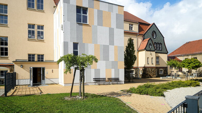 Die Grundschule in Neukirch/Lausitz wurde vor rund zehn Jahren mit einem Anbau für den Hort erweitert. Doch derzeit reichen die Plätze nicht aus und eine nächste Erweiterung steht zur Diskussion.