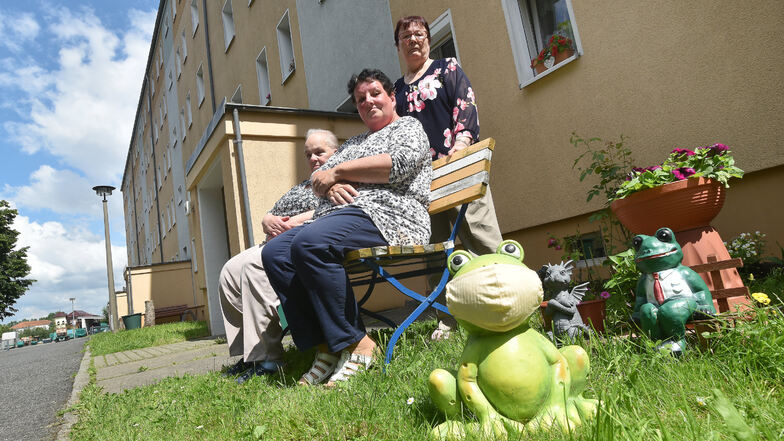 Rosemarie Sierke, Heidrun Großmann und Annegret Dulas vor ihrem Wohnblock in Zittau.