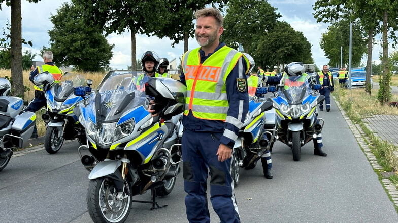 Polizeihauptmeister Steffen Wagner führt die Motorradeskorte für Präsident Macron an.