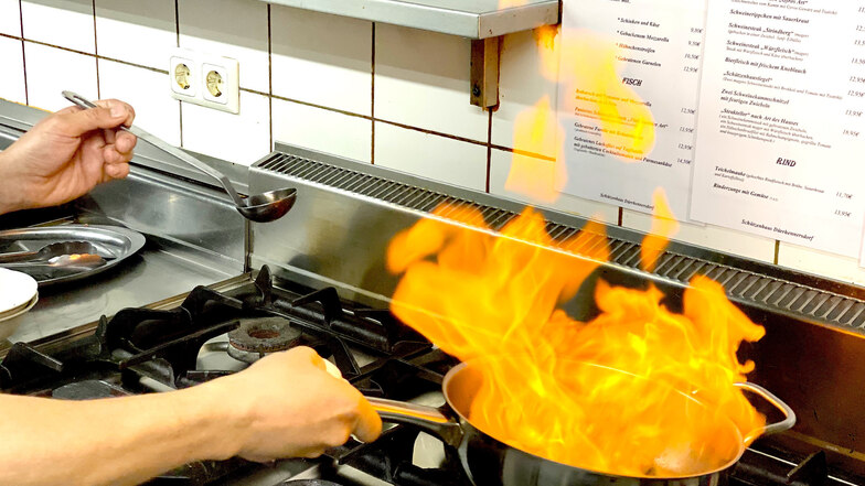 Vorsicht!! Die Flamme kann recht hoch schlagen. Wenn sie sich gelegt hat, Sahne dazugeben und aufkochen lassen. Mit Salz, Pfeffer und gehackter Petersilie abschmecken.