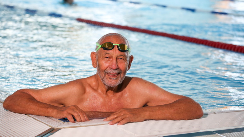 Theo Schnappauf in seinem Element: Der Kamenzer hat Tausenden Kindern das Schwimmen beigebracht und selbst an vielen Wettkämpfen teilgenommen. Auch mit 80 ist er noch aktiv.